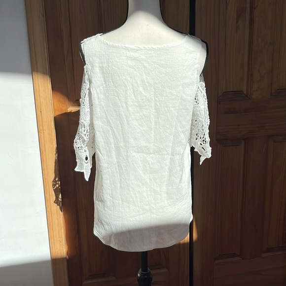 NWOT Beautiful Crochet Detailed Top - Picture 3 of 6